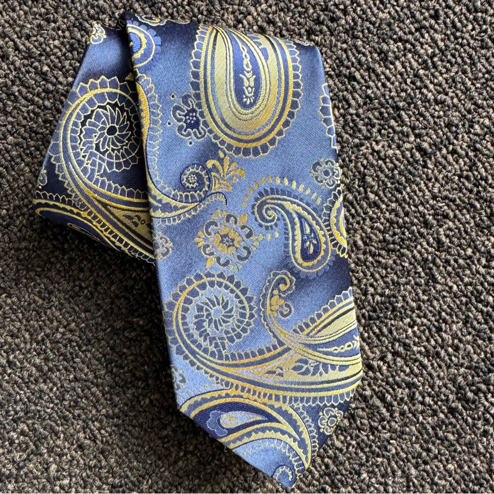 Beautiful Hisdern Blue and Gold Tie. $9.99